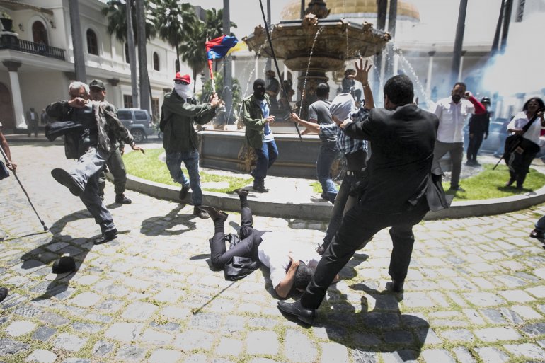 Colectivos chavistas atacaron a diputados y a periodistas en las puertas del Parlamento