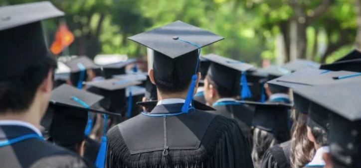 Cada vez más graduados en Estados Unidos no pueden pagar su deuda estudiantil y el tema ingresa en la campaña electoral