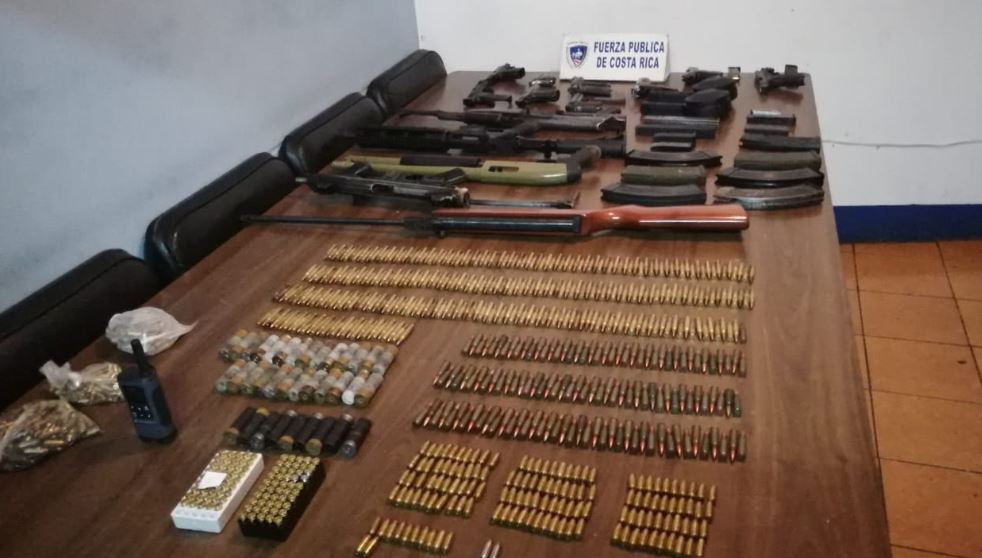 Policía encuentra 12 armas de fuego enterradas en lote baldío de Alajuelita
