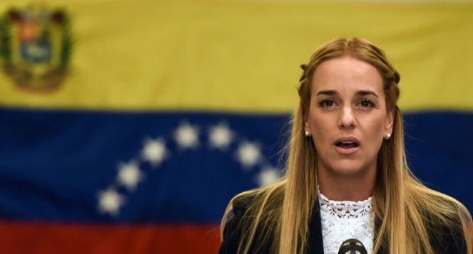 Lilian Tintori, esposa del líder opositor Leopoldo López, logró salir de Venezuela y llegó a España junto a su hija menor