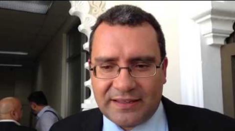 Comisión legislativa rechaza recomendar la reelección del magistrado Paul Rueda