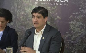 Presidente Carlos Alvarado evade referirse a sanción aplicada a viceministro que envió pornografía