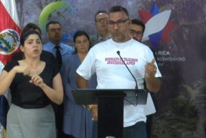 Traileros acuerdan deponer manifestaciones por quince días tras reunión con Presidente Alvarado