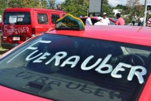 Taxistas impulsan plan que daría permisos solo al 30% de choferes de plataformas como Uber