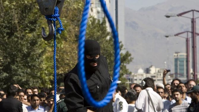 El régimen de Irán ejecutó a 110 personas en seis meses y a dos menores los colgaron en secreto en prisión