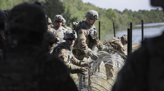 Pentágono evalúa el envío de mil soldados adicionales a Texas por la crisis migratoria