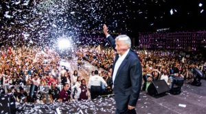 El desplome de López Obrador en las encuestas de popularidad a siete meses de gobierno