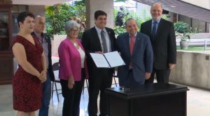 Presidente Carlos Alvarado firma Ley para aplazar tres meses las sanciones del IVA
