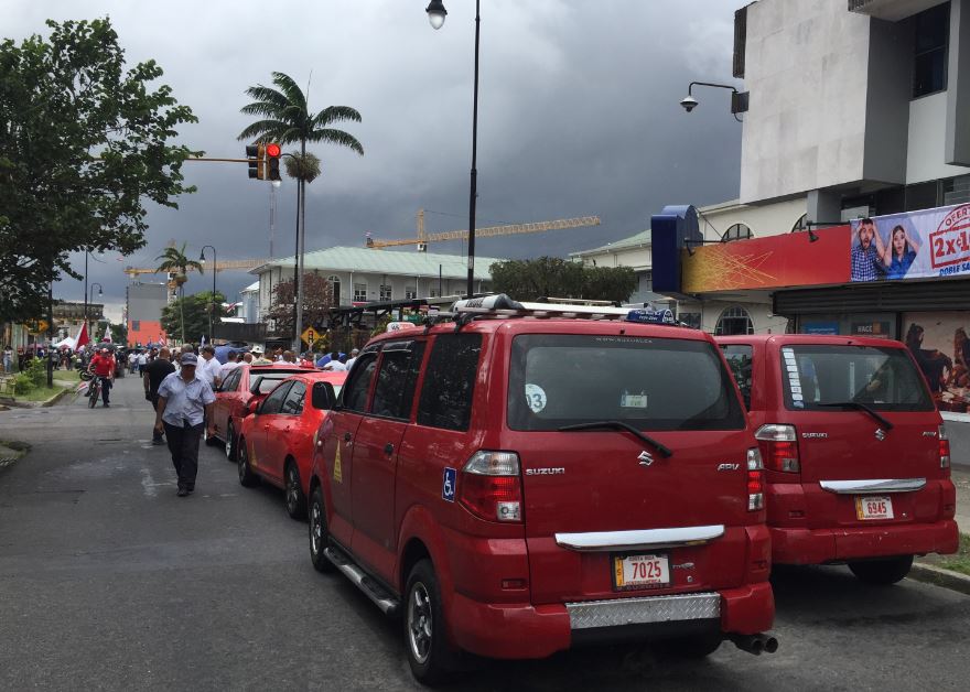 Taxistas nuevamente a las calles este martes para presionar por plan que regularía Uber