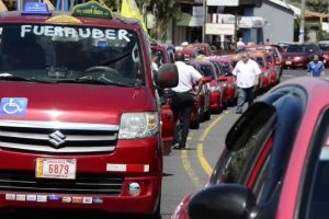 Taxistas marcharán el 17 de julio para pedir que avance proyecto que busca regular UBER