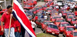 Taxistas advierten que grupos dentro del gremio se organizan para bloquear carreteras por proyecto contra UBER