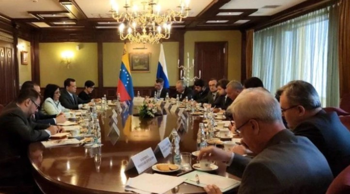 Vicepresidenta de Venezuela se reunió con funcionarios rusos de la industria de Defensa en Moscú
