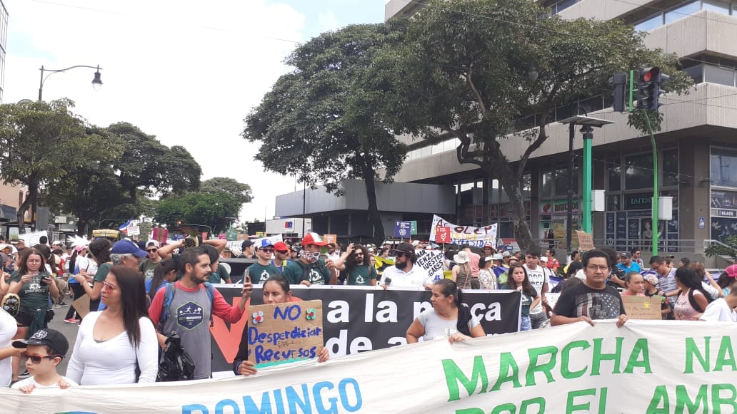 Organizaciones marcharon por San José para pedir que se declare emergencia climática y ecológica