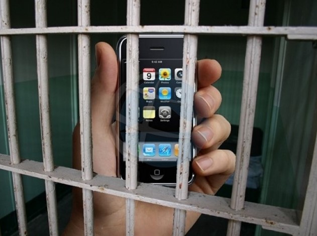 Proponen multas millonarias y prohibición de visitas a cárceles a quienes ingresen celulares