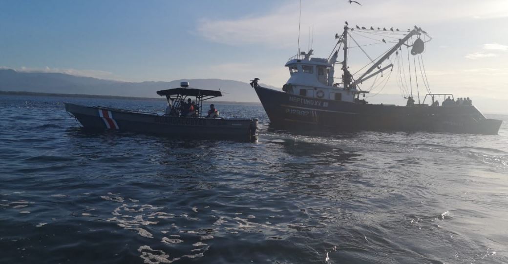Guardacostas mantienen búsqueda de dos pescadores desaparecidos tras naufragio en Puntarenas