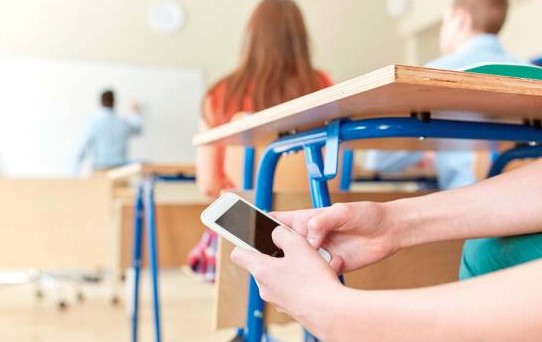 Estudiantes de 1° y 2° de escuela tendrían prohibido uso del celular en horario escolar