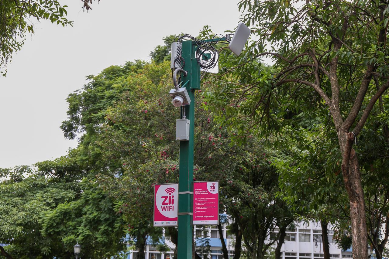 Programa “Espacios Públicos Conectados” lleva internet gratuita a 12 parques en la capital