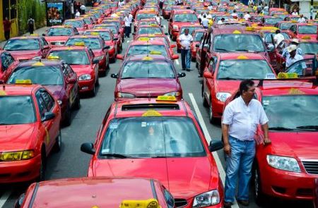 Taxistas se concentrarán este martes en la Asamblea Legislativa para exigir avance de plan para regular UBER
