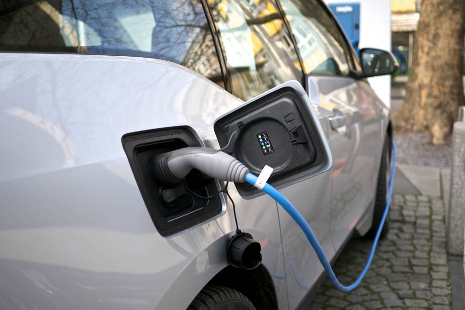 Aresep estableció tarifa que cobrarán centros de carga rápida para vehículos eléctricos