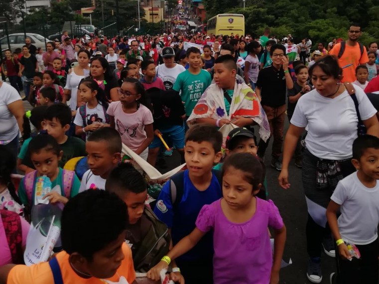Cientos de niños marcharon en San José para exigir un alto a la violencia infantil