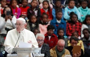El papa concluyó su viaje a África, con énfasis en la pobreza y la crisis climática