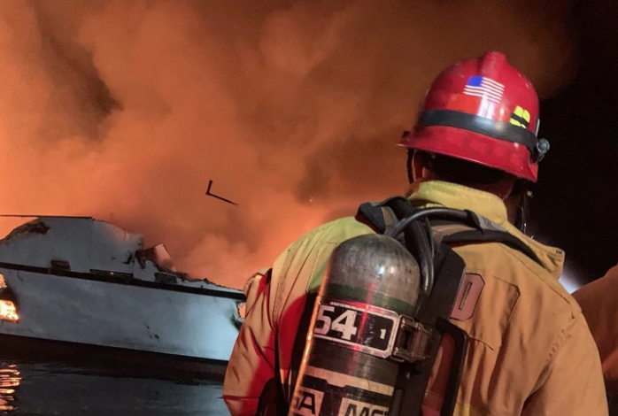 Incendio en un barco en California: dramático rescate de más de 30 personas