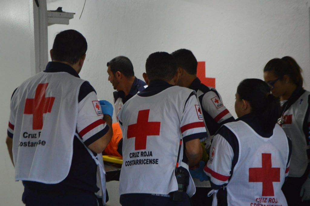 Vuelco de autobús en Talamanca dejó 30 colegiales afectados… dos fueron trasladados al hospital de Limón