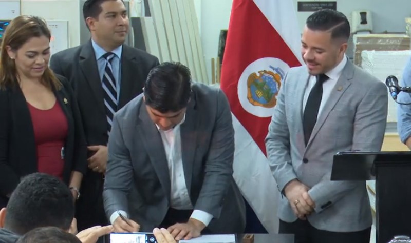 Carlos Alvarado firma Ley y deja en firme la educación dual en el país