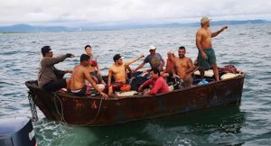 Guardacostas rescatan a 11 tripulantes de embarcación sardinera que naufragó en Puntarenas