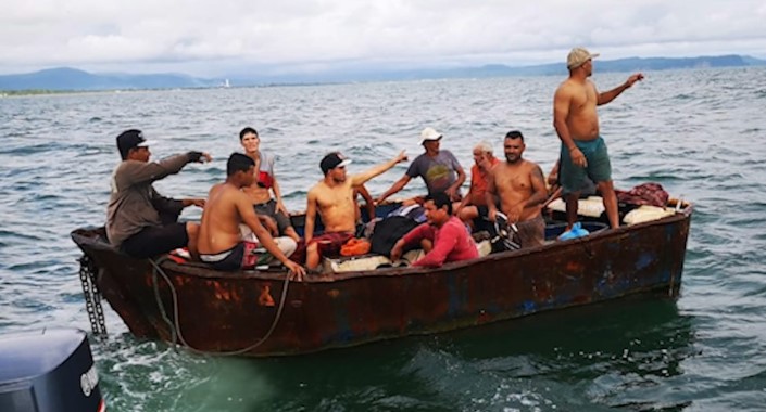 Guardacostas rescatan a 11 tripulantes de embarcación sardinera que naufragó en Puntarenas