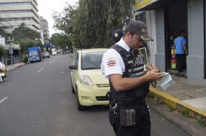 Policía de Tránsito realizó más de 27 mil multas por vehículos mal estacionados