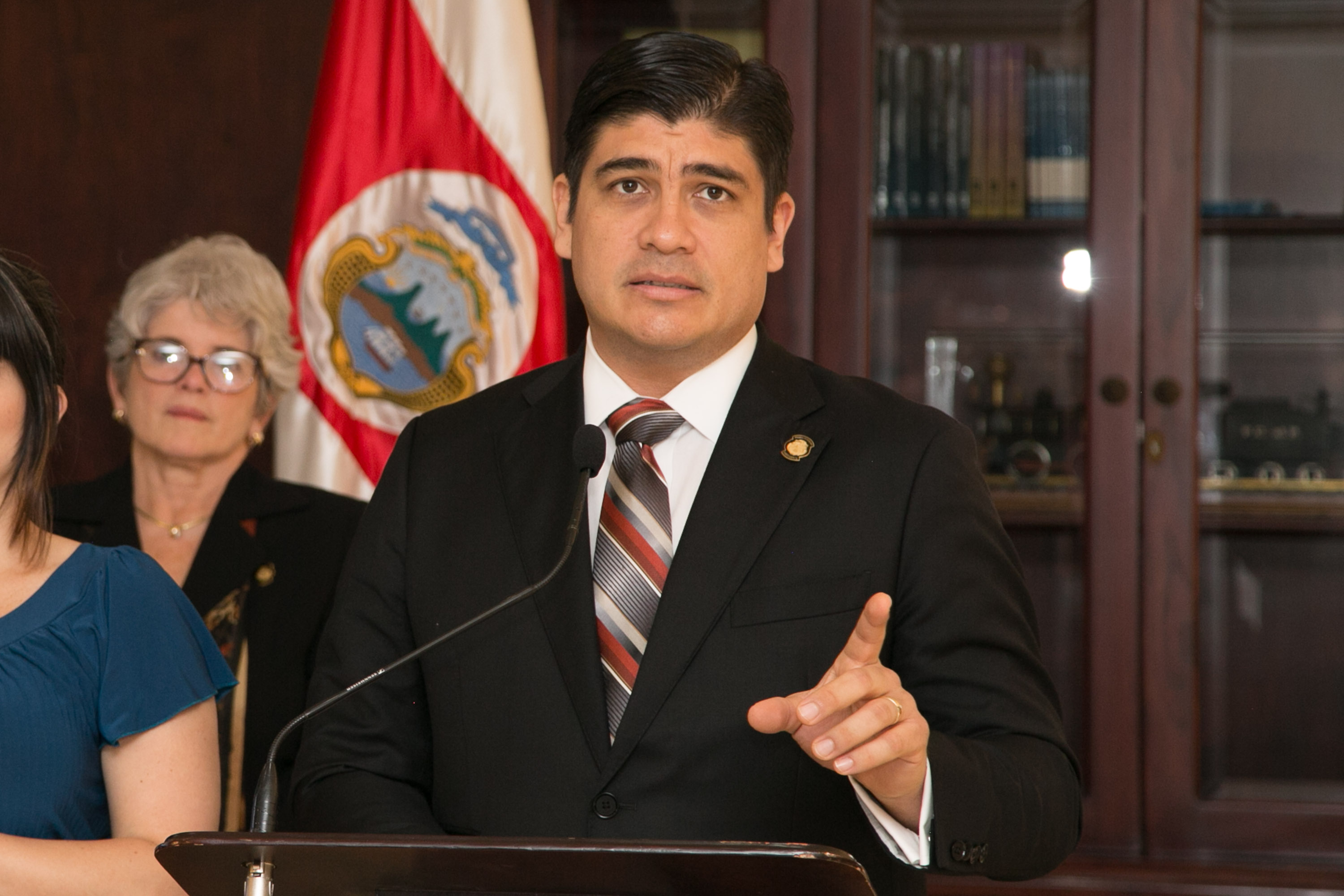 Carlos Alvarado demanda prontitud para regular plataformas de transporte ilegal