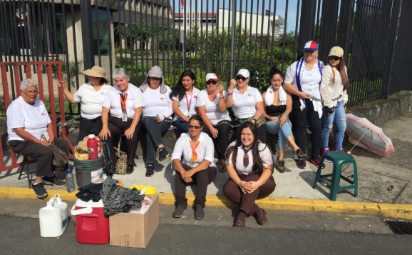 Mujeres taxistas se encadenan a Casa Presidencial para exigir reunión con Carlos Alvarado