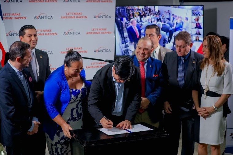Presidente Carlos Alvarado firma Ley para regular teletrabajo en el país