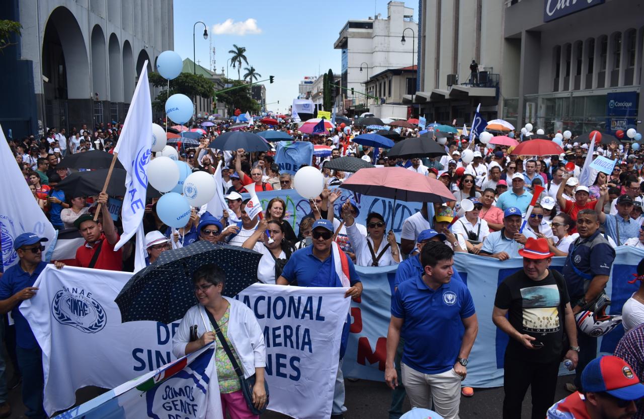 Carlos Alvarado insta a sindicatos evitar nueva huelga tras resolución de Contraloría