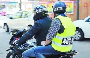 Proyecto busca obligar a motociclistas a portar número de placa en casco y chaleco