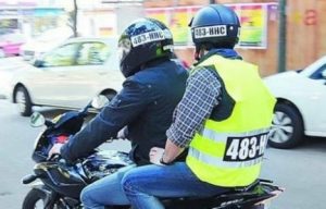 Motociclistas alertan que proyecto para portar número de placa en casco y chaleco abriría puerta a delitos