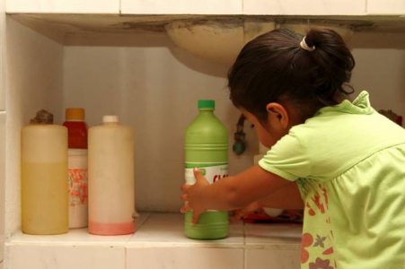 Salud urge extremar seguridad en productos químicos tras caso de niña intoxicada con veneno para garrapatas