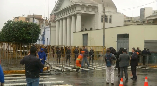 Policía peruana impide el ingreso de los congresistas tras la disolución del Parlamento decidida por el presidente