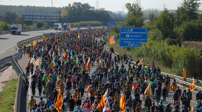 Independentistas catalanes elevan la tensión: iniciaron las “marchas por la libertad”