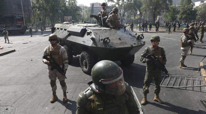 Tensión en Chile: 9.000 militares custodian las calles y los supermercados no abrieron por temor a nuevos saqueos