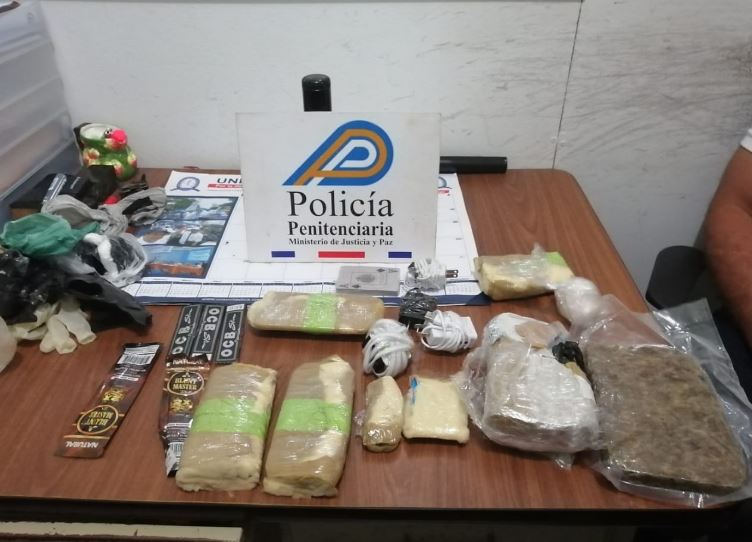 Desconocido lanza paquete a cárcel de Pococí con celulares, cargadores y droga