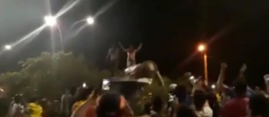 Manifestantes derribaron una estatua de Hugo Chávez en Bolivia