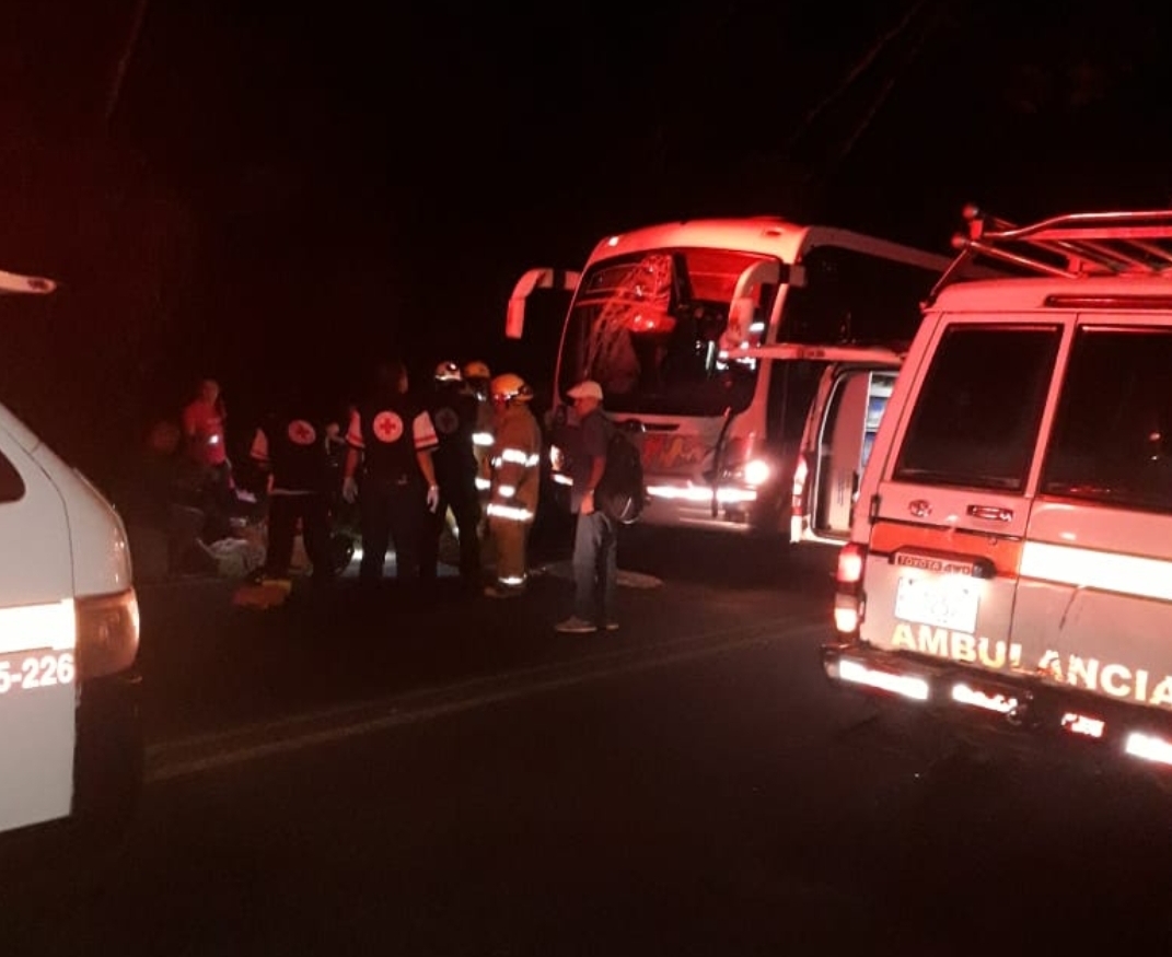 Llantas de tráiler se incrustaron en autobús y dejan dos fallecidos y más de 30 atendidos en Tárcoles