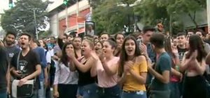 Estudiantes mantienen manifestaciones a la espera de firmar acuerdo con rectoría