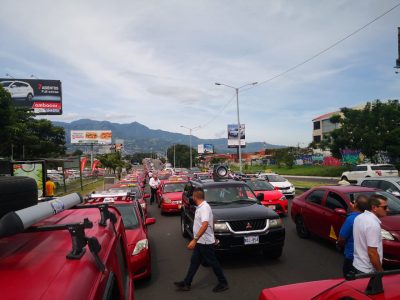 Taxistas exigen el pago de ₡20 millones si diputados aprueben plan para regular UBER