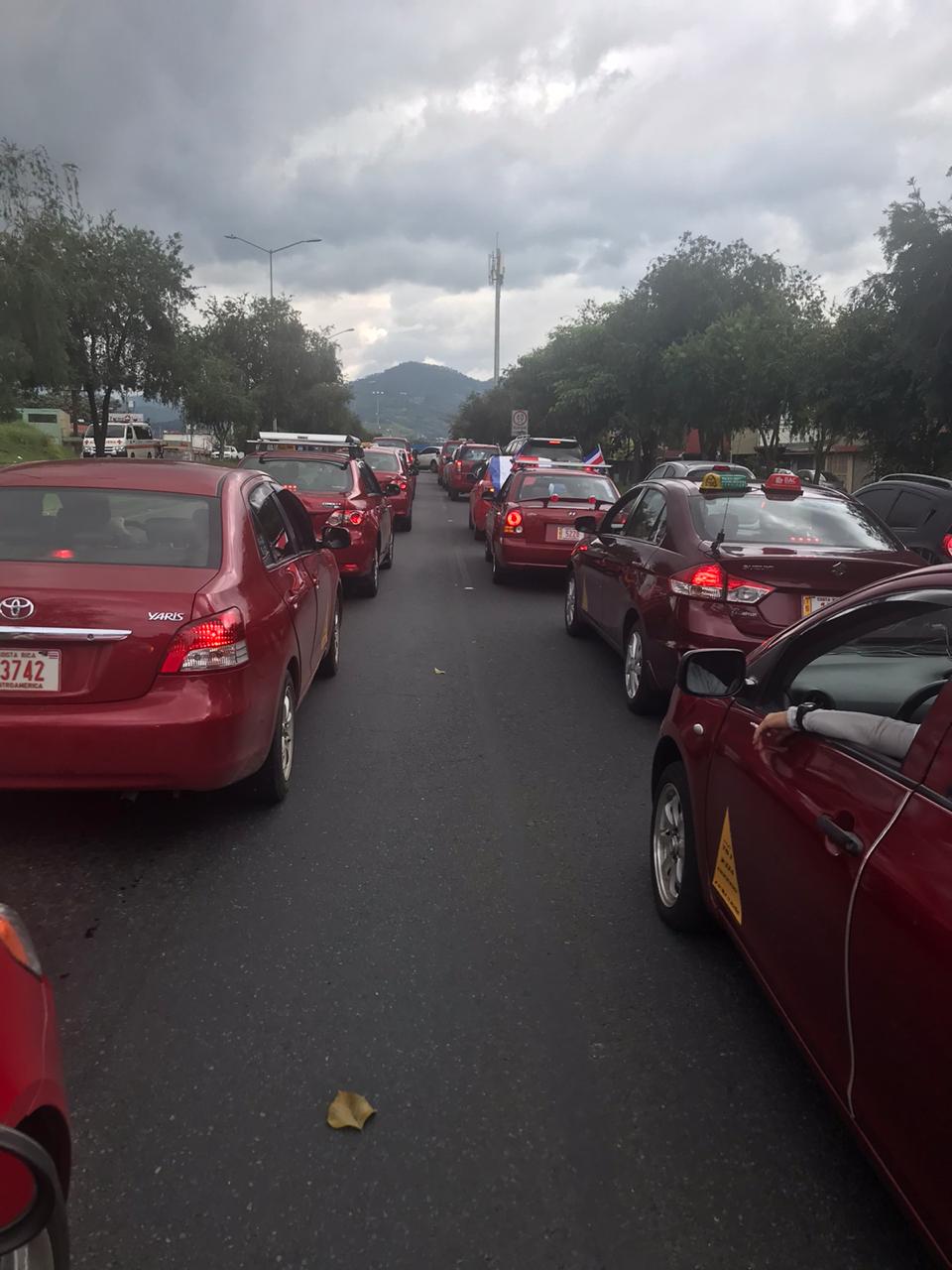 Taxistas marcharon por varios puntos del país para mostrar oposición al proyecto que busca regular UBER