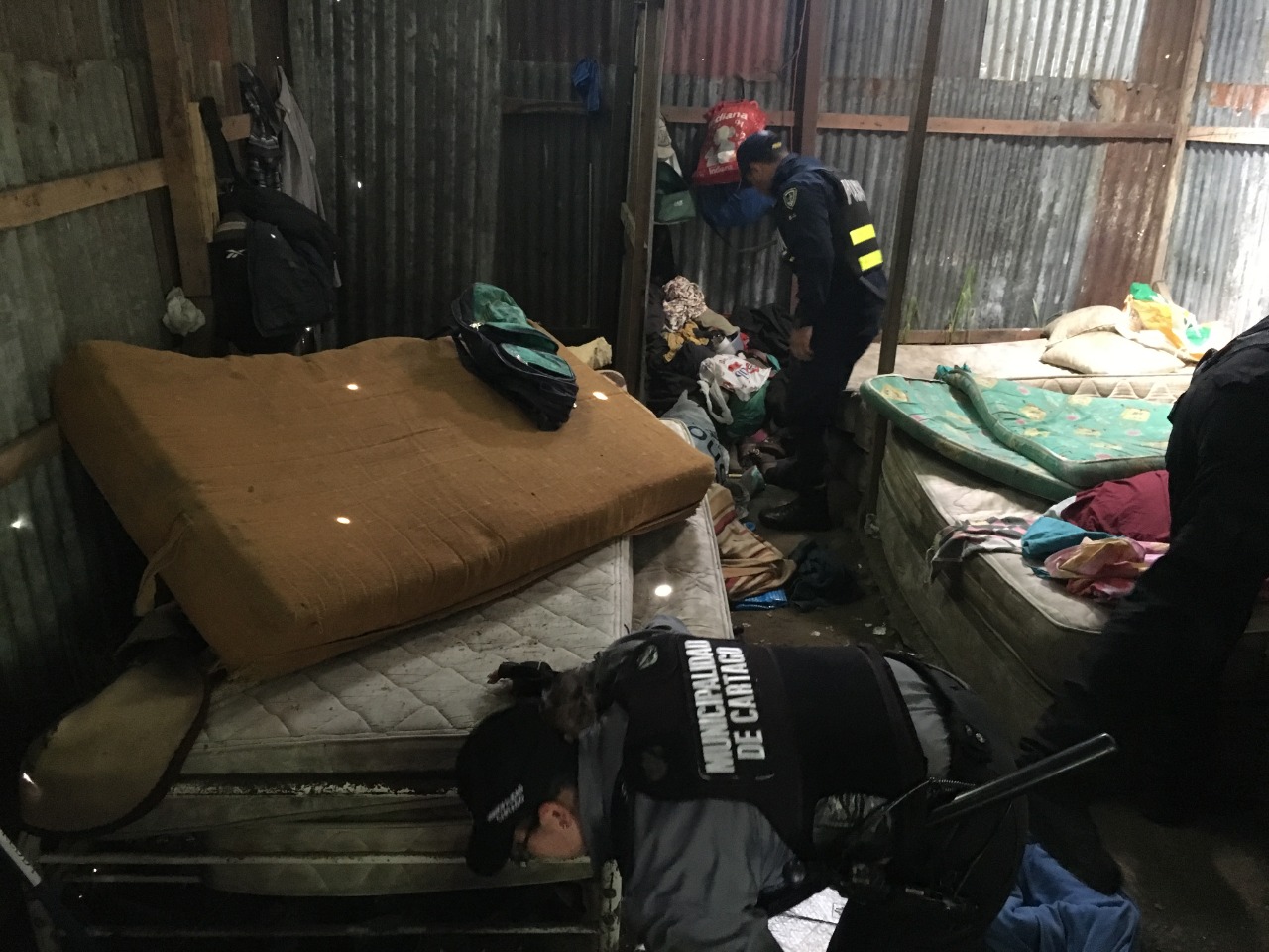 Fuerza Pública y Municipalidad de Cartago destruyeron bunker dedicado al consumo y venta de droga