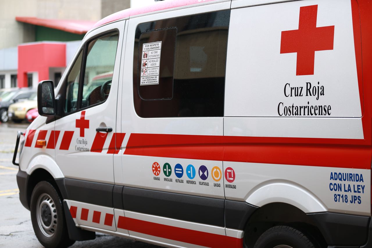 Delincuentes tachan ambulancia de Cruz Roja en Cartago y sustraen equipo médico
