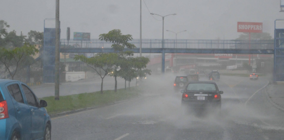 Condiciones lluviosas provocan hasta 10 incidentes menores en carretera cada hora
